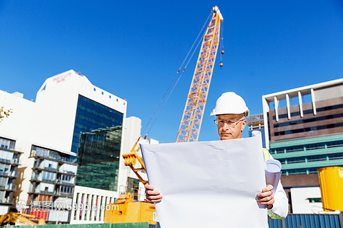 藍圖下的建設(shè)者——建筑工地的工程師與工人們